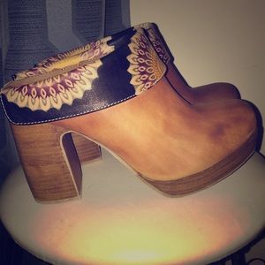 🕎🎁🎄AWESOME L'ARTISTE wedge heals size 8 but fit